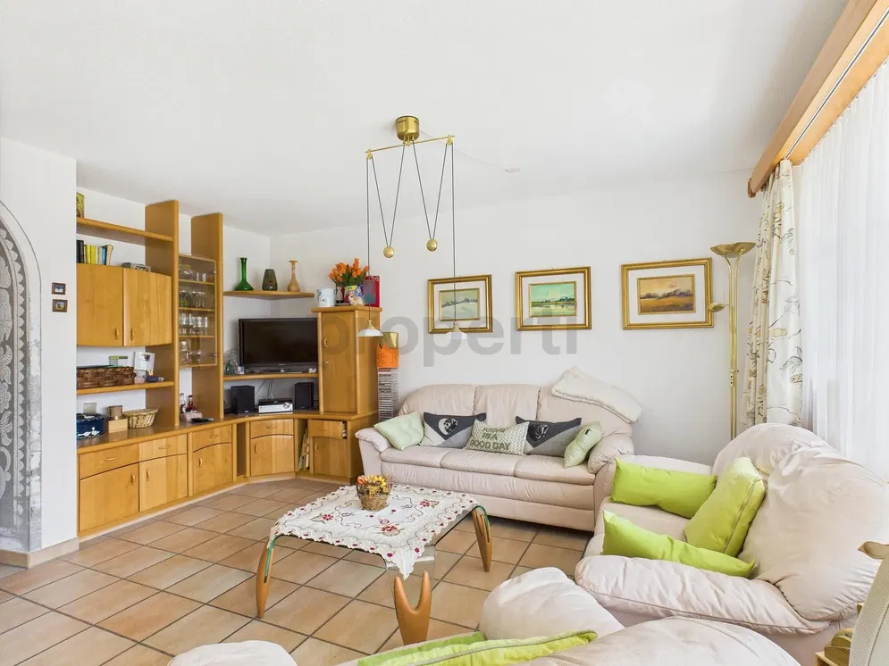 Kuchyně; kuchyňské spotřebiče, dřevěná podlaha, přirozené světlo, moderní styl