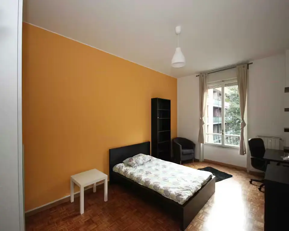 Kuhinja; kuhinjski aparati, pločice, prirodno svjetlo, moderni stil