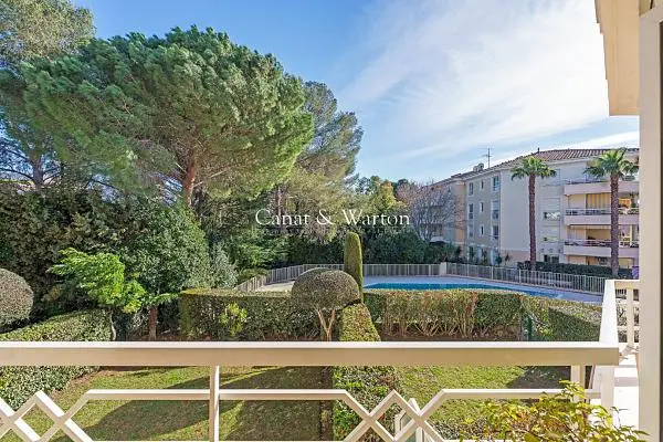 Κουζίνα; συσκευές κουζίνας, ξύλινο πάτωμα, φυσικό φως, μοντέρνο στυλ