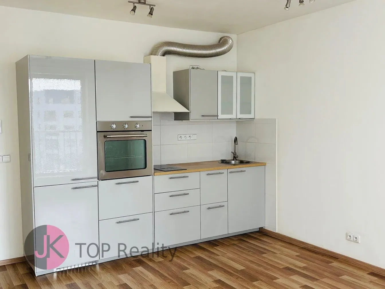 Хол; дървен под, естествена светлина, модерен стил