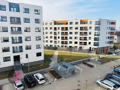 Кухня; кухненски уреди, дървен под, естествена светлина, модерен стил