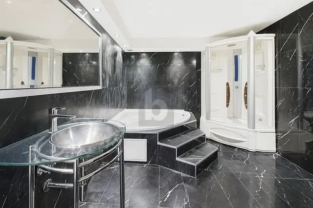 Cuisine; électroménager, carrelage, lumière naturelle, style moderne