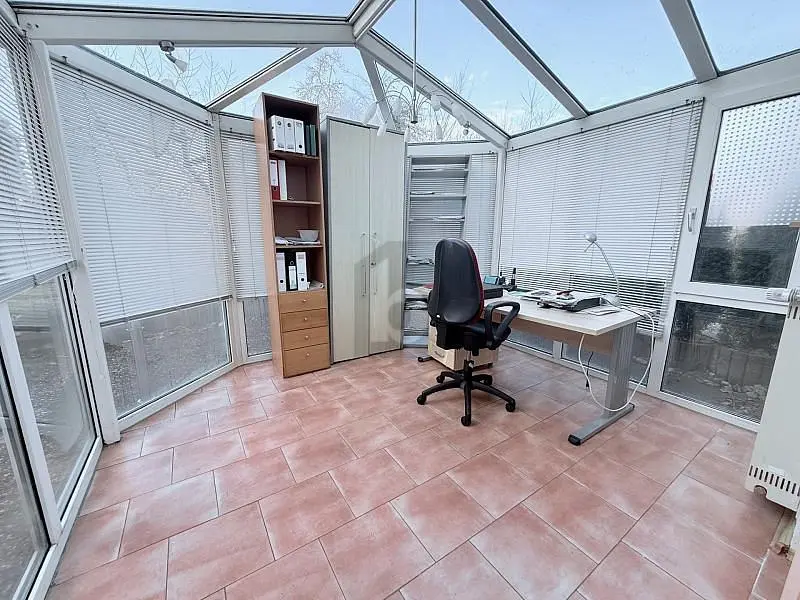 Kuhinja; kućanski aparati, drveni pod, prirodna svjetlost, moderan stil