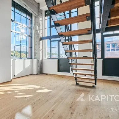 Kuchyně; kuchyňské spotřebiče, dlažba, přirozené světlo, moderní styl