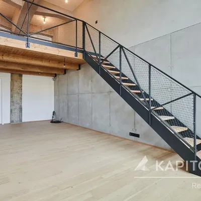 Kuchyně; kuchyňské spotřebiče, dřevěná podlaha, přirozené světlo, moderní styl