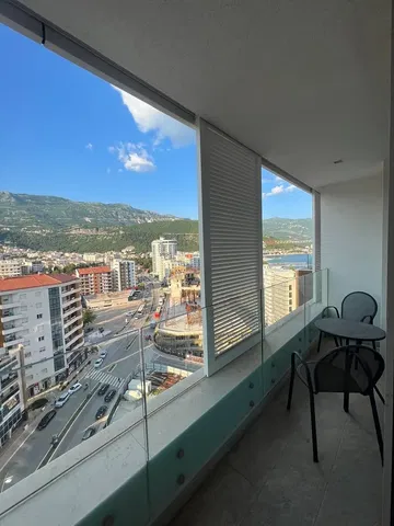 Mutfak; mutfak aletleri, ahşap zemin, doğal ışık, modern stil