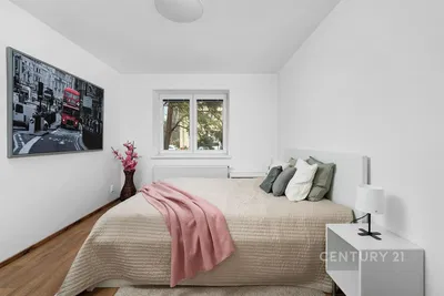 Kuchnia; sprzęt kuchenny, podłoga drewniana, światło dzienne, styl nowoczesny