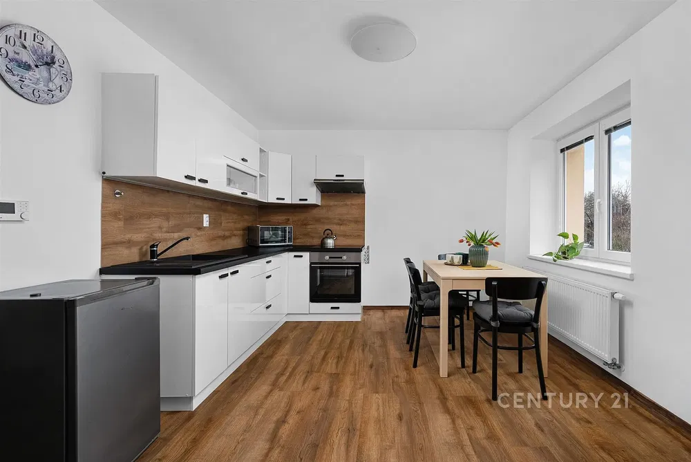 Кухня; кухненски уреди, дървен под, естествена светлина, модерен стил