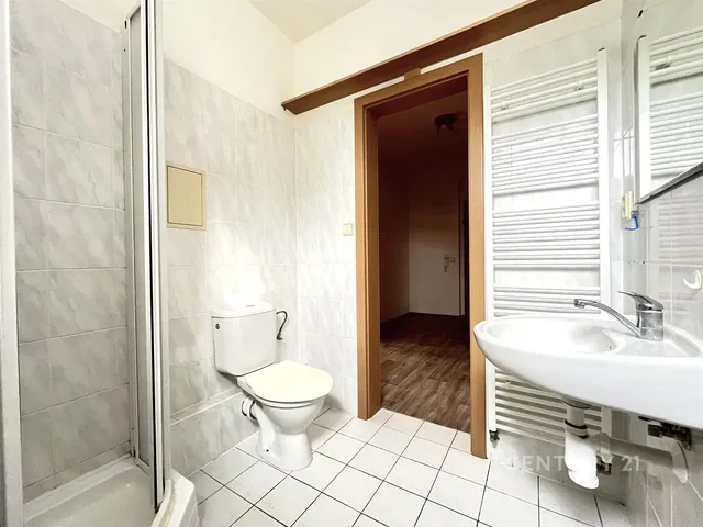 Кухня; кухненски уреди, дървен под, естествена светлина, модерен стил