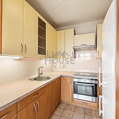 Kuchnia; sprzęt kuchenny, podłoga drewniana, światło dzienne, styl nowoczesny