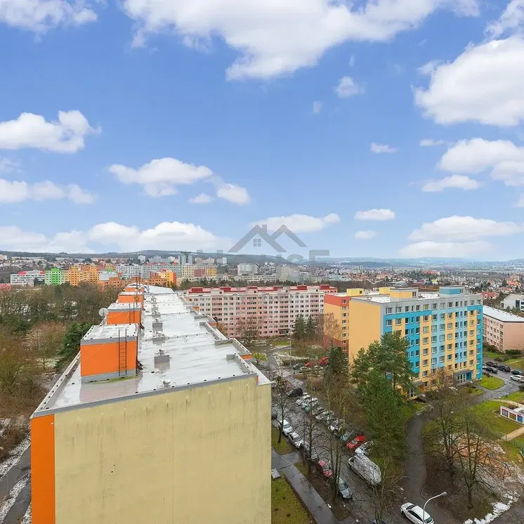 Kuchnia; sprzęt kuchenny, podłoga drewniana, światło dzienne, styl nowoczesny