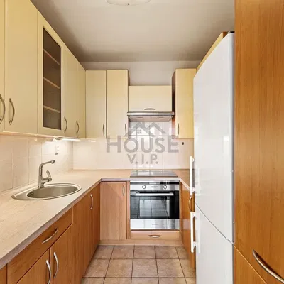 Kuchnia; sprzęt kuchenny, podłoga drewniana, światło dzienne, styl nowoczesny