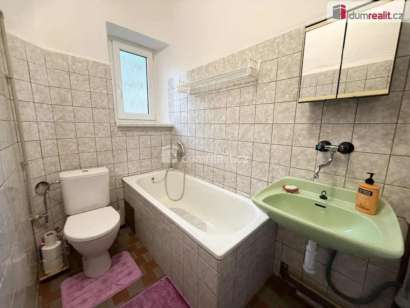 Kuhinja; kućanski aparati, drveni pod, prirodna svjetlost, moderan stil