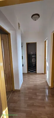 Kuchnia; sprzęt kuchenny, podłoga z płytek, światło dzienne, styl nowoczesny