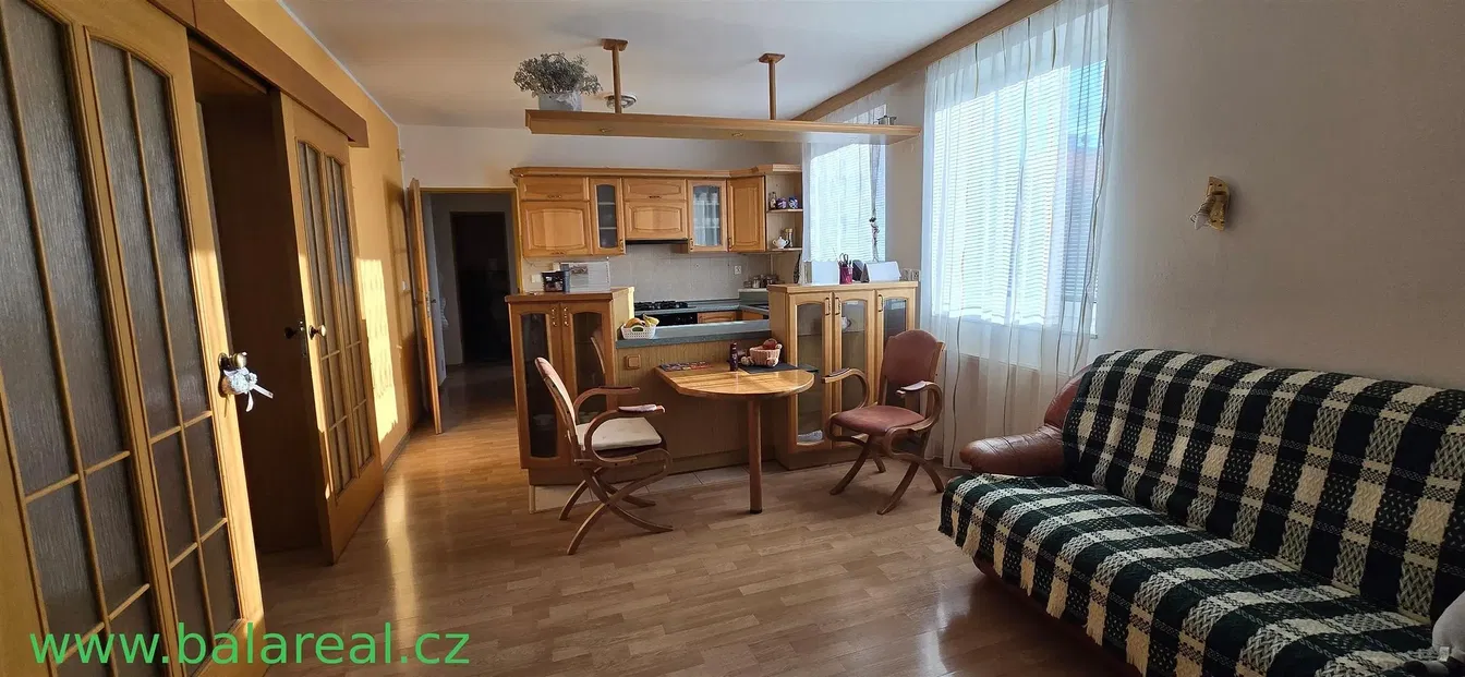 Kuchnia; sprzęt kuchenny, podłoga drewniana, światło dzienne, styl nowoczesny