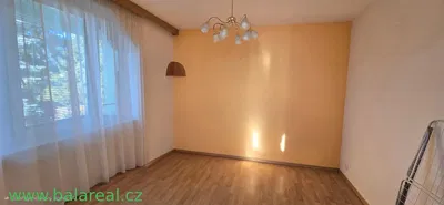 Kuchnia; sprzęt kuchenny, podłoga drewniana, światło dzienne, styl nowoczesny