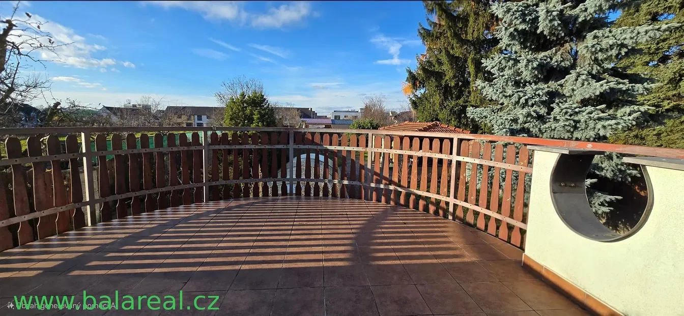 Kuchnia; sprzęt kuchenny, podłoga drewniana, światło dzienne, styl nowoczesny