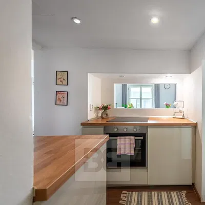 Kuchnia; sprzęt kuchenny, podłoga drewniana, światło dzienne, styl nowoczesny