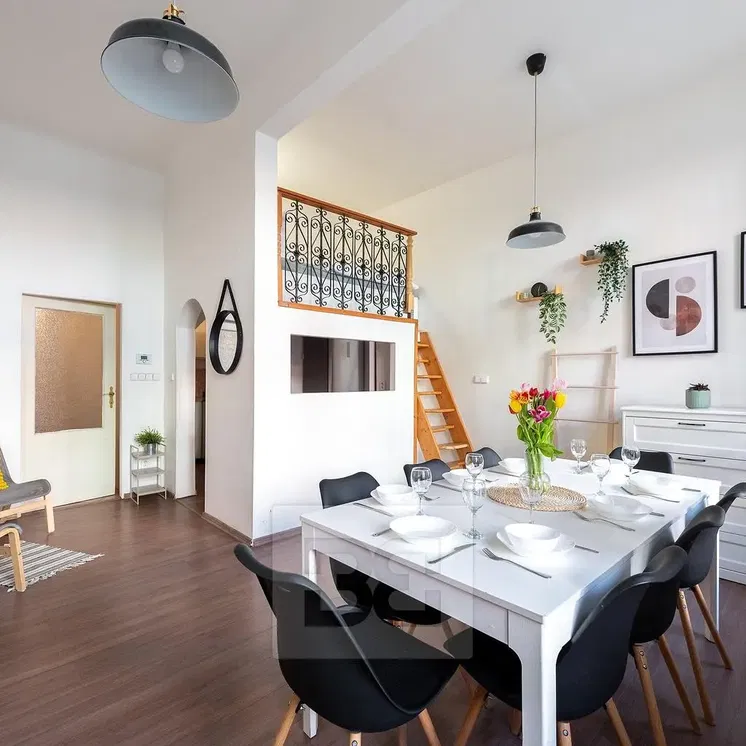 Kuchnia; sprzęt kuchenny, podłoga drewniana, światło dzienne, styl nowoczesny