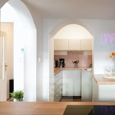 Kuchnia; sprzęt kuchenny, podłoga drewniana, światło dzienne, styl nowoczesny