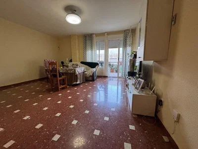 Κουζίνα; συσκευές κουζίνας, ξύλινο πάτωμα, φυσικό φως, μοντέρνο στυλ