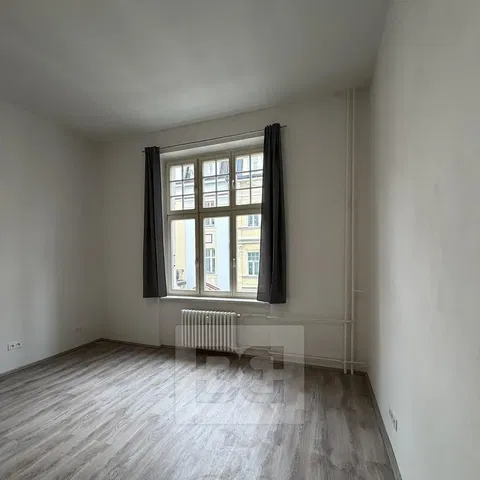 Küche; küchengeräte, holzboden, tageslicht, moderner stil