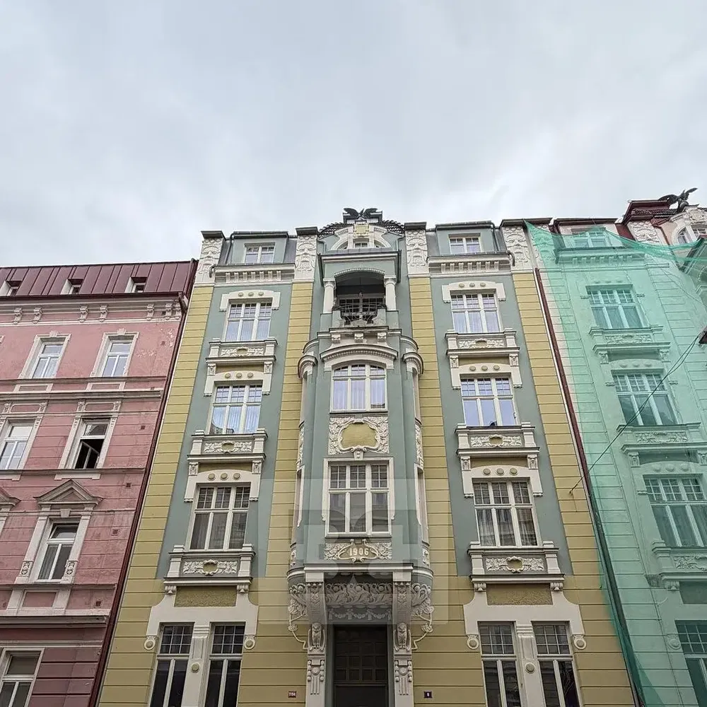 Кухня; кухненски уреди, дървен под, естествена светлина, модерен стил