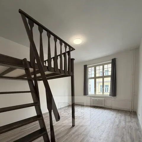 Küche; küchengeräte, holzboden, tageslicht, moderner stil