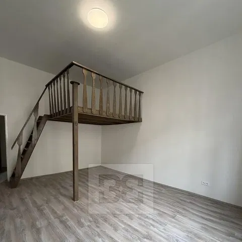 Cuisine; électroménager, parquet, lumière naturelle, style moderne