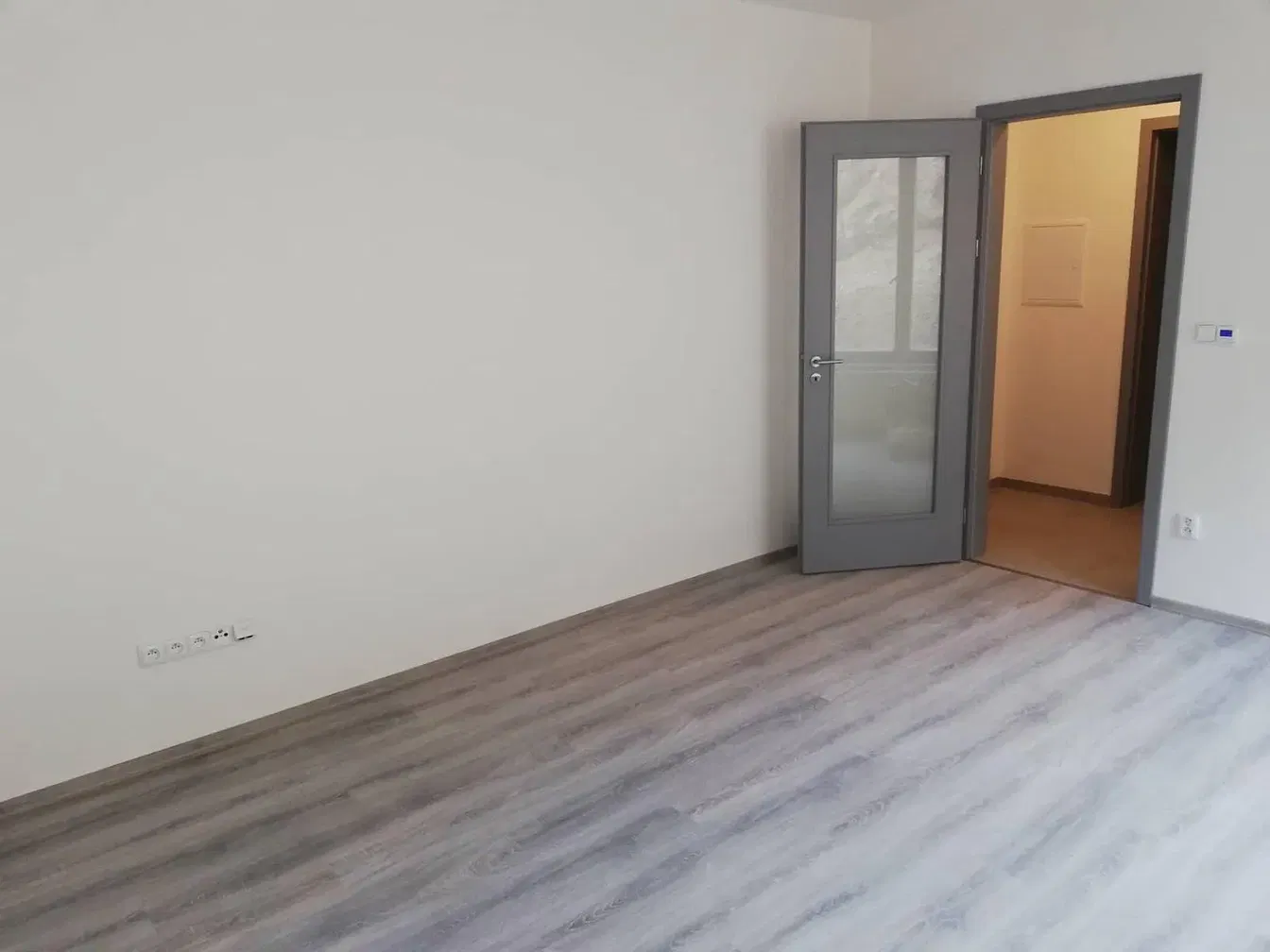 Kuchyňa; kuchynské spotrebiče, drevená podlaha, prirodzené svetlo, moderný štýl