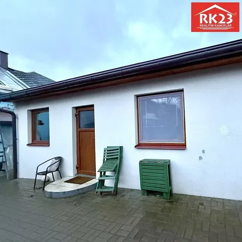 Кухня; кухненски уреди, дървен под, естествена светлина, модерен стил