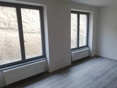 Kuchyňa; kuchynské spotrebiče, drevená podlaha, prirodzené svetlo, moderný štýl