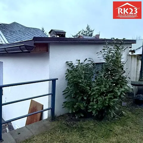 Кухня; кухненски уреди, дървен под, естествена светлина, модерен стил