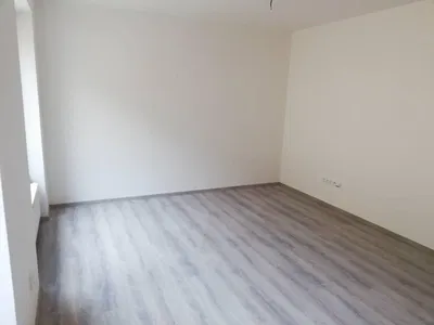 Kuchyňa; kuchynské spotrebiče, drevená podlaha, prirodzené svetlo, moderný štýl