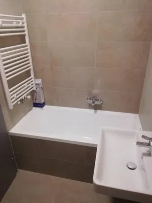 Kuchyňa; kuchynské spotrebiče, drevená podlaha, prirodzené svetlo, moderný štýl