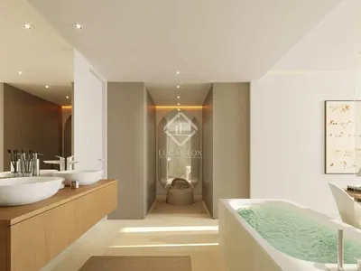 Kuchyňa; kuchynské spotrebiče, drevená podlaha, prirodzené svetlo, moderný štýl