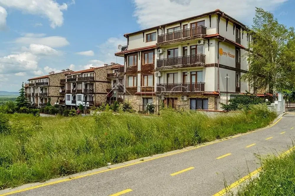 Kuchyně; kuchyňské spotřebiče, dřevěná podlaha, přirozené světlo, moderní styl