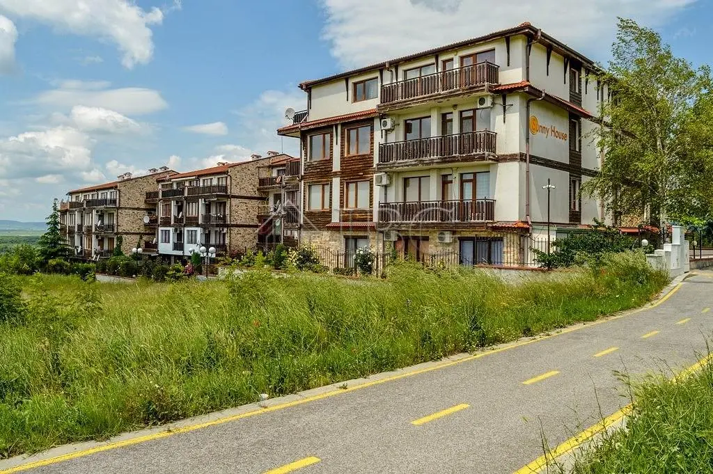 Kuchyně; kuchyňské spotřebiče, dřevěná podlaha, přirozené světlo, moderní styl