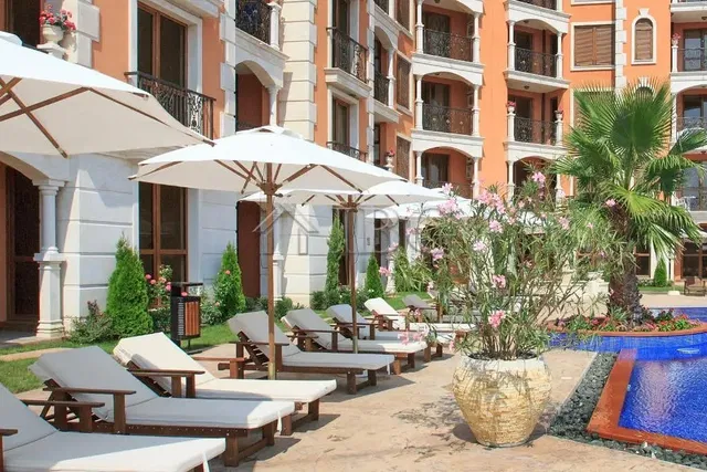 Kuchnia; sprzęt kuchenny, podłoga drewniana, światło dzienne, styl nowoczesny