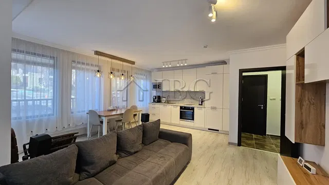 Kuchnia; sprzęt kuchenny, podłoga drewniana, światło dzienne, styl nowoczesny