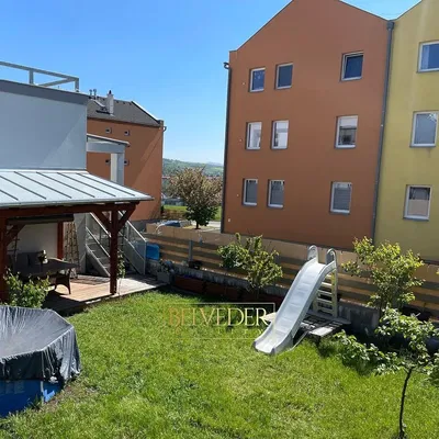 Kuchyně; kuchyňské spotřebiče, dřevěná podlaha, přirozené světlo, moderní styl