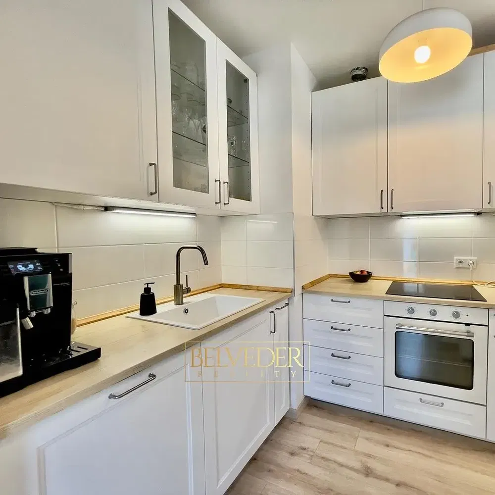 Kuchyně; kuchyňské spotřebiče, dřevěná podlaha, přirozené světlo, moderní styl