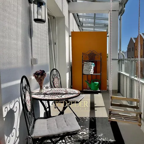 Кухня; кухненски уреди, дървен под, естествена светлина, модерен стил