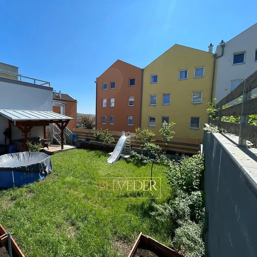 Kuchyně; kuchyňské spotřebiče, dřevěná podlaha, přirozené světlo, moderní styl