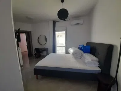 Cuisine; électroménager, parquet, lumière naturelle, style moderne