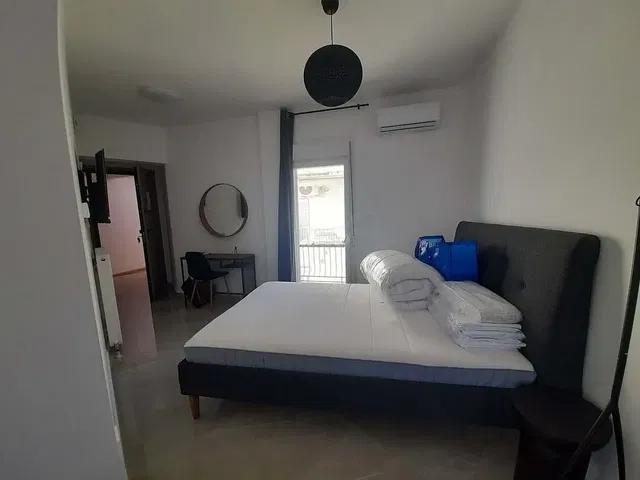 Kuchnia; sprzęt kuchenny, podłoga drewniana, światło dzienne, styl nowoczesny