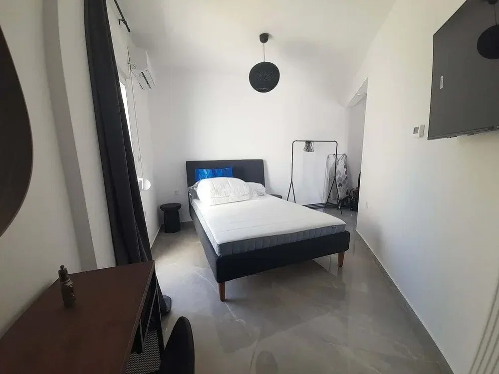 Cuisine; électroménager, parquet, lumière naturelle, style moderne