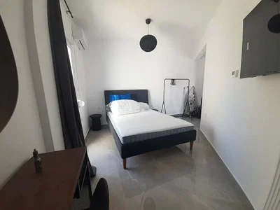 Cuisine; électroménager, parquet, lumière naturelle, style moderne