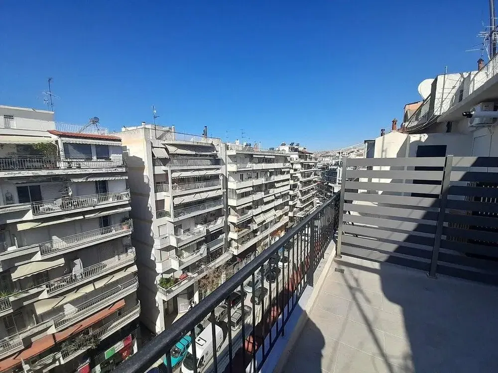 Cuisine; électroménager, carrelage, lumière naturelle, style moderne