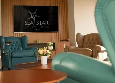 Wohnzimmer; holzboden, tageslicht, moderner stil